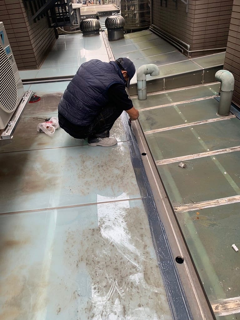 永豐防水抓漏工程行 30年防水抓漏工程經驗，當家中出現漏水問題，每一滴水都是一份憂慮，別再擔心了！不論您住在台北市或新北市，不論是屋頂、浴廁、或外牆，永豐防水抓漏工程 都能為您提供最專業的治漏解決方案。服務工程案件遍佈新北市、台北市、桃園市、新竹市。